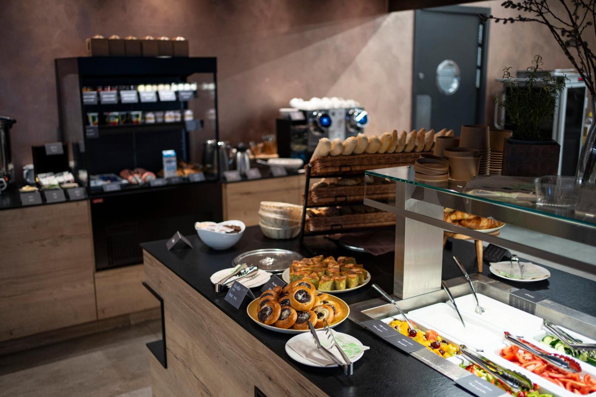 Nutrend World Hotel Olomouc Buitenkant foto