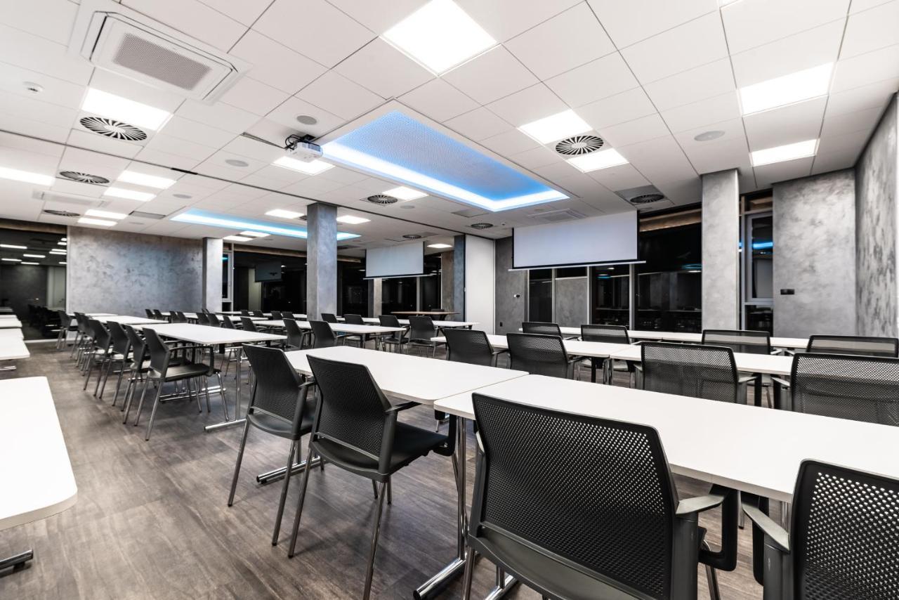 Nutrend World Hotel Olomouc Buitenkant foto