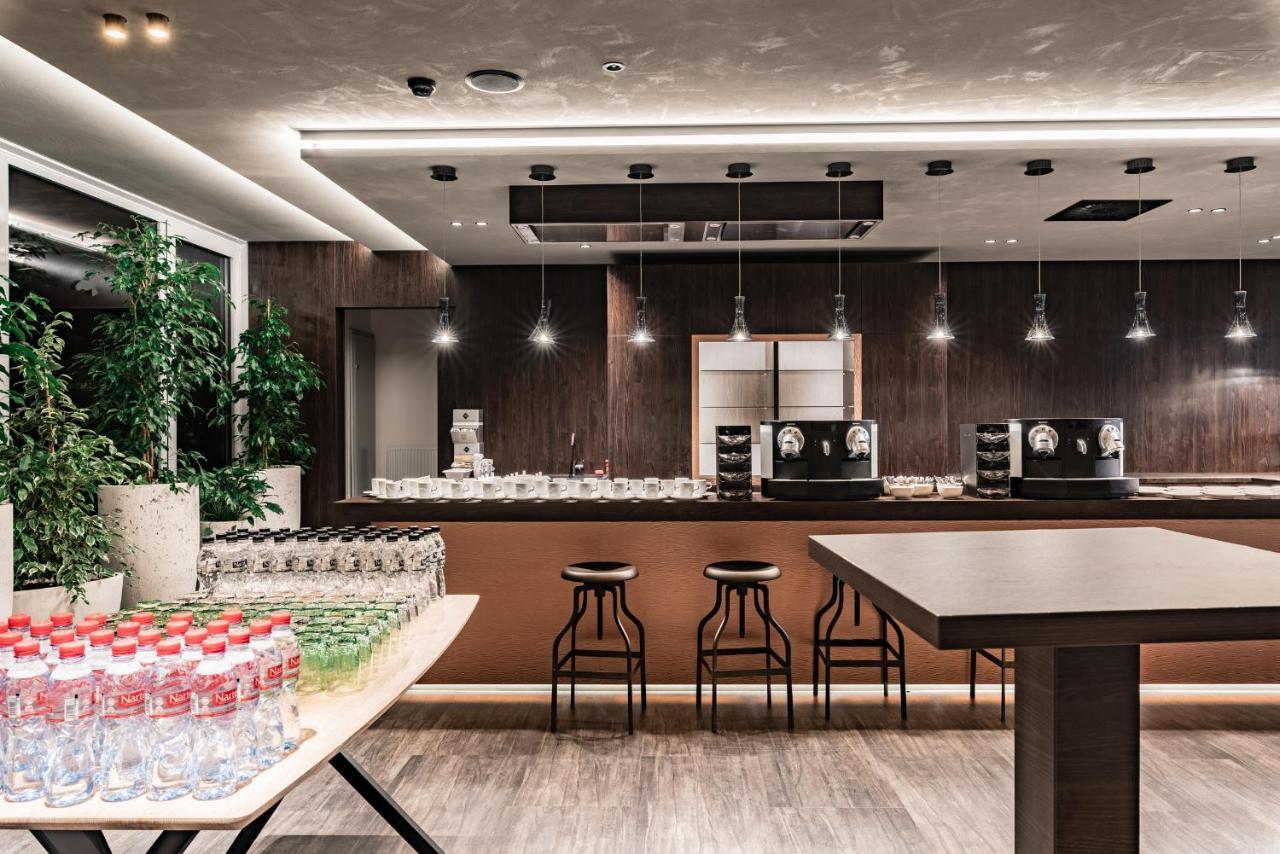 Nutrend World Hotel Olomouc Buitenkant foto